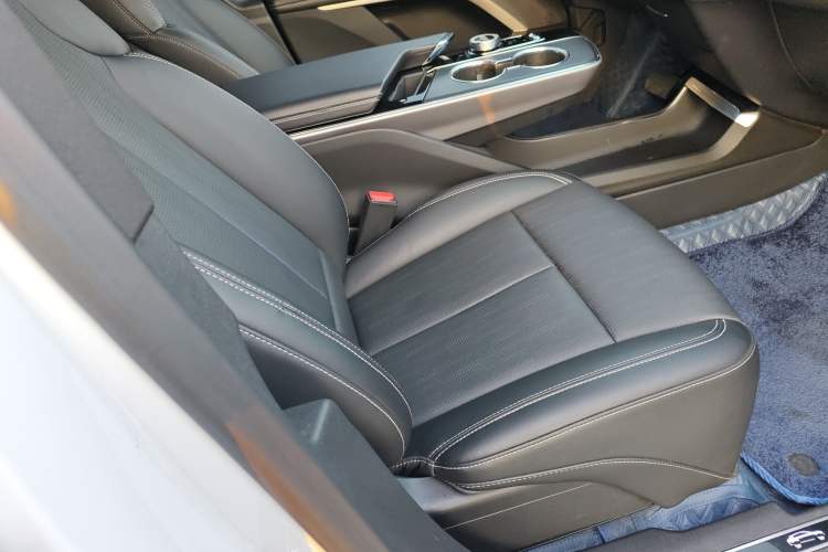 Used Cadillac LYRIQ 2024 Rear-Drive Standard Range Luxury Edition Right Front Seat