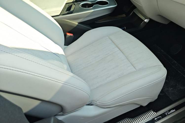 Used Cadillac LYRIQ 2024 Rear-Drive Standard Range Luxury Edition Right Front Seat