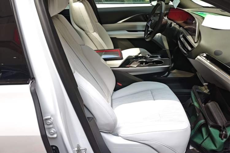 Used Cadillac LYRIQ 2024 Rear-Drive Standard Range Luxury Edition Right Front Seat