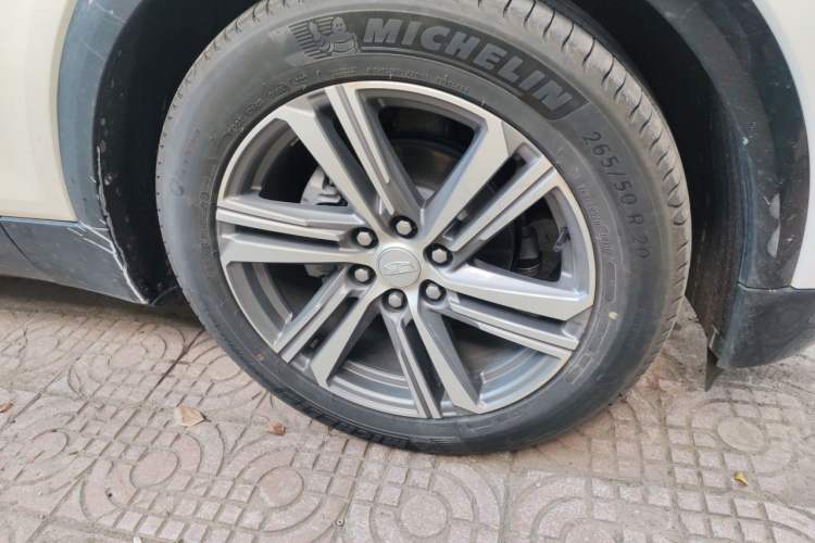 Used Cadillac LYRIQ 2024 Rear-Drive Standard Range Luxury Edition Right Front Wheel Hub