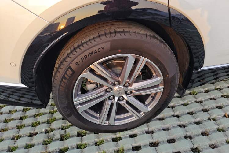 Used Cadillac LYRIQ 2024 Rear-Drive Standard Range Luxury Edition Right Rear Wheel Hub