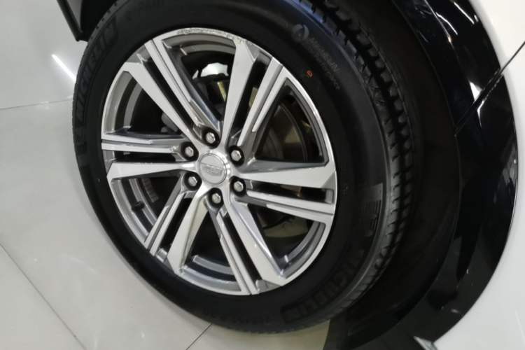 Used Cadillac LYRIQ 2024 Rear-Drive Standard Range Luxury Edition Right Rear Wheel Hub