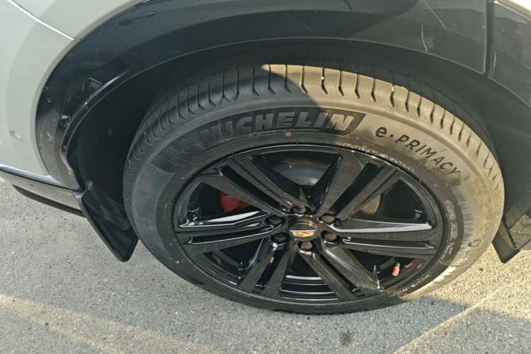Used Cadillac LYRIQ 2024 Rear-Drive Standard Range Luxury Edition Right Rear Wheel Hub