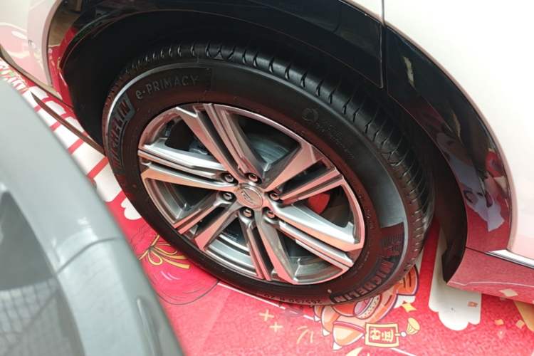 Used Cadillac LYRIQ 2024 Rear-Drive Standard Range Luxury Edition Right Rear Wheel Hub