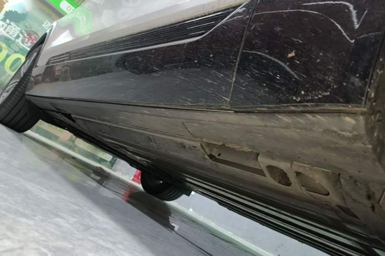 Used Cadillac LYRIQ 2024 Rear-Drive Standard Range Luxury Edition Right Side Sill