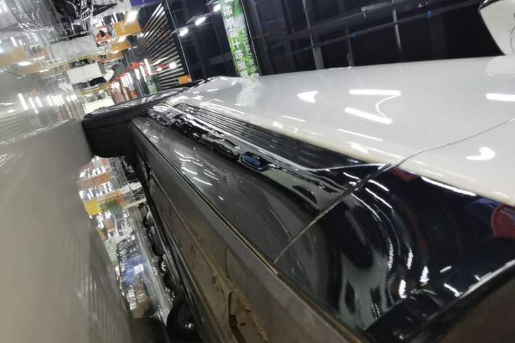 Used Cadillac LYRIQ 2024 Rear-Drive Standard Range Luxury Edition Right Side Sill