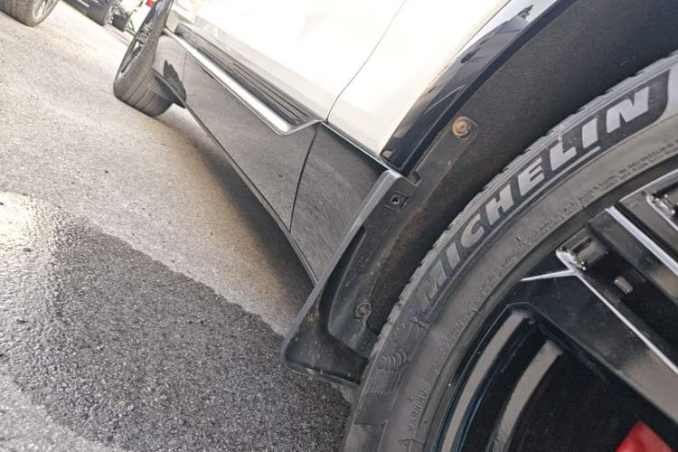 Used Cadillac LYRIQ 2024 Rear-Drive Standard Range Luxury Edition Right Side Sill