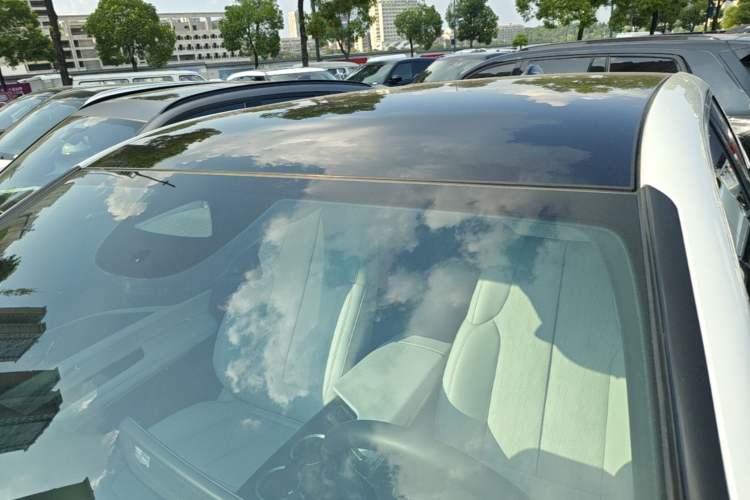 Used Cadillac LYRIQ 2024 Rear-Drive Standard Range Luxury Edition Roof