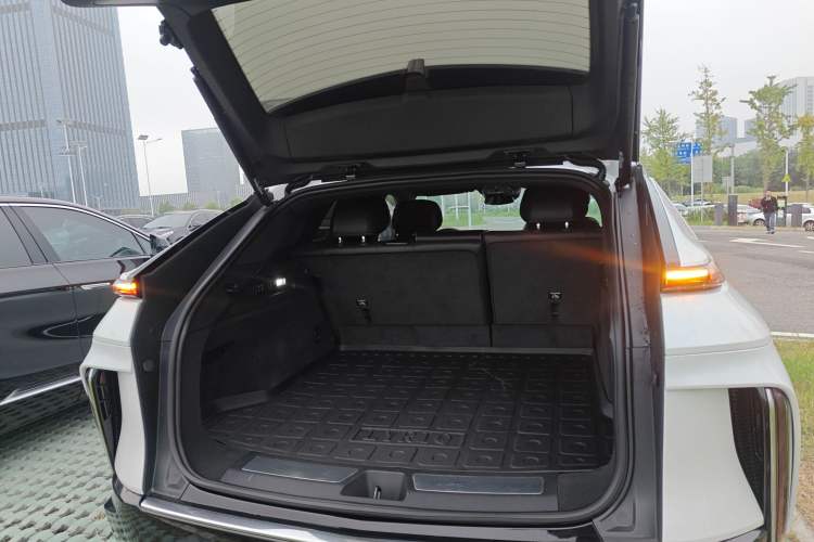 Used Cadillac LYRIQ 2024 Rear-Drive Standard Range Luxury Edition Trunk