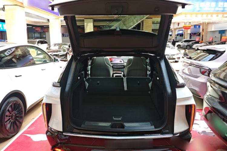 Used Cadillac LYRIQ 2024 Rear-Drive Standard Range Luxury Edition Trunk
