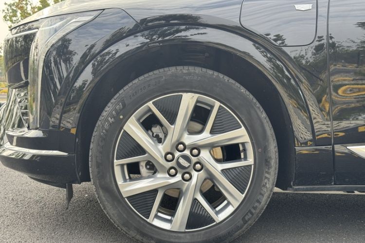 Used Cadillac OPTIQ 2024 Standard Range Version Exterior 3