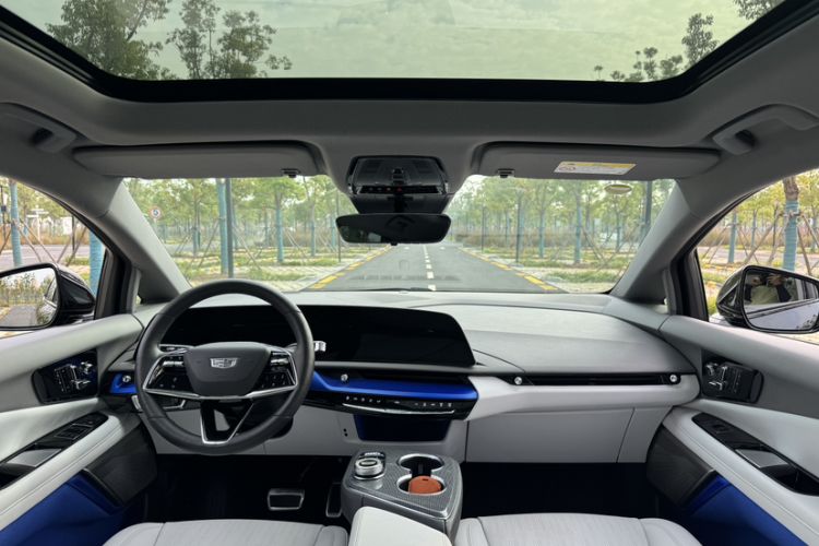 Used Cadillac OPTIQ 2024 Standard Range Version Interior 1