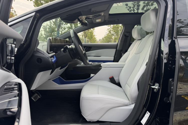 Used Cadillac OPTIQ 2024 Standard Range Version Interior 4