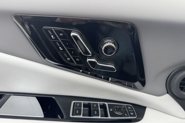 Used Cadillac OPTIQ 2024 Standard Range Version Interior 5