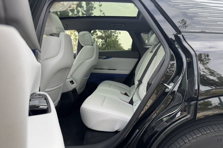 Used Cadillac OPTIQ 2024 Standard Range Version Interior 6