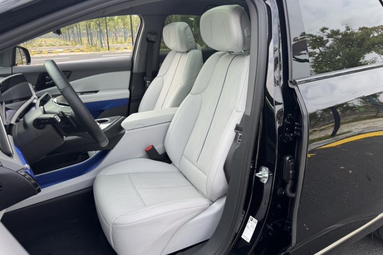 Used Cadillac OPTIQ 2024 Standard Range Version Left Front Seat