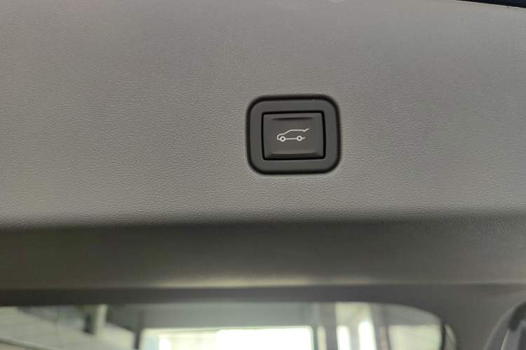 Used Cadillac OPTIQ 2024 Standard Range Version Interior 13