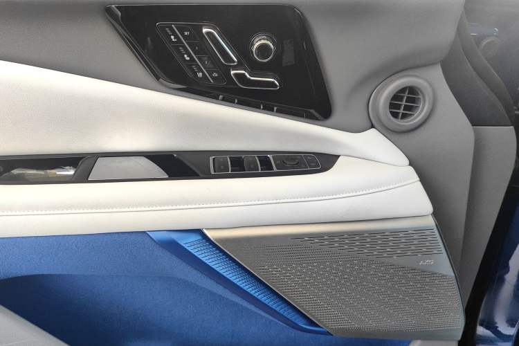 Used Cadillac OPTIQ 2024 Standard Range Version Interior 15
