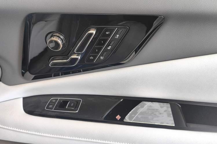 Used Cadillac OPTIQ 2024 Standard Range Version Interior 3