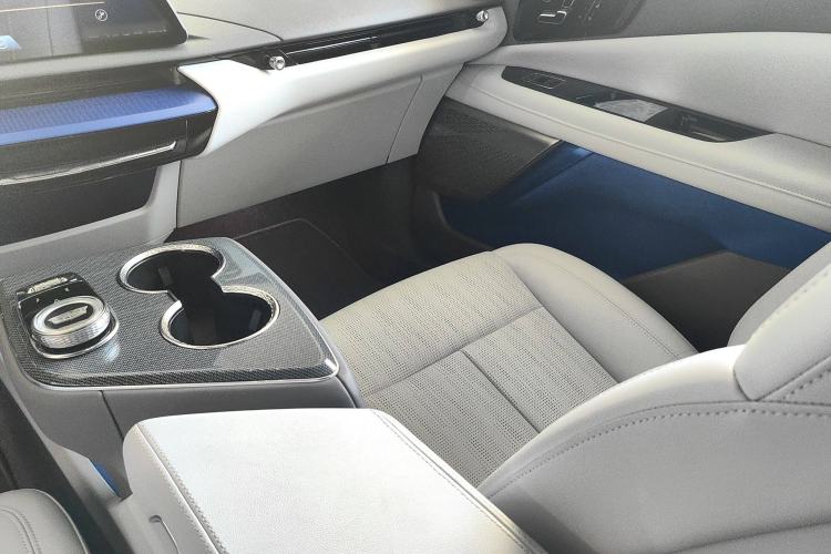 Used Cadillac OPTIQ 2024 Standard Range Version Interior 9