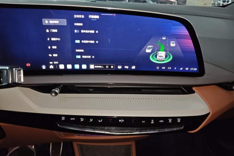 Used Cadillac OPTIQ 2024 Standard Range Version Audio And AC Panel