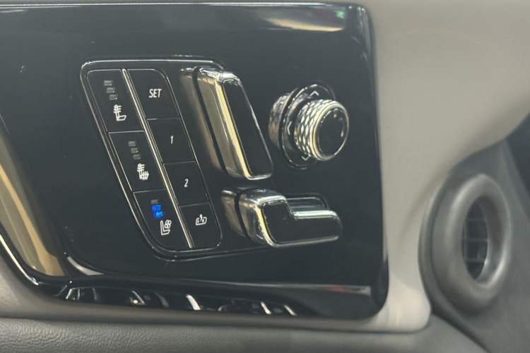 Used Cadillac OPTIQ 2024 Standard Range Version Audio And AC Panel