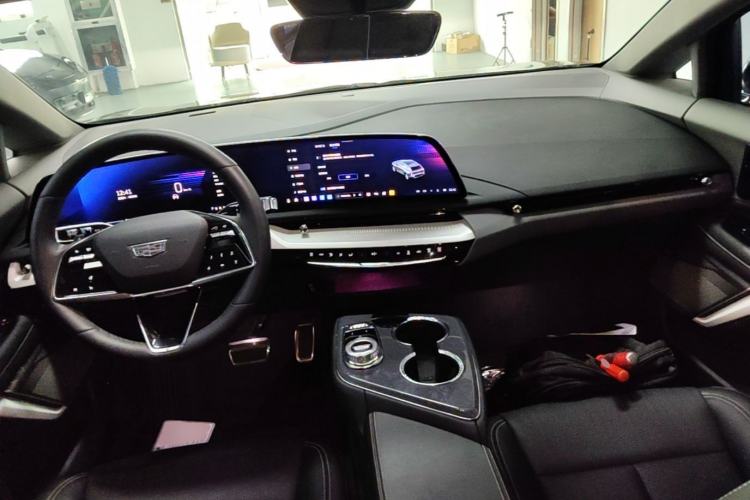 Used Cadillac OPTIQ 2024 Standard Range Version Center Console