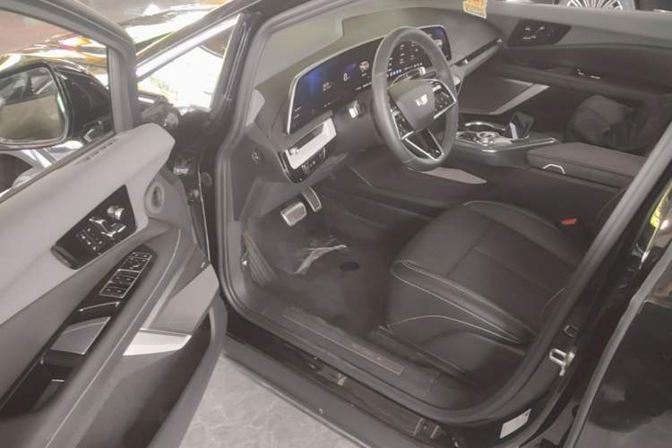 Used Cadillac OPTIQ 2024 Standard Range Version Driver Seat
