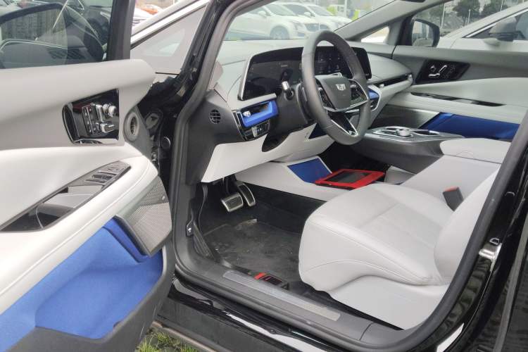 Used Cadillac OPTIQ 2024 Standard Range Version Driver Seat