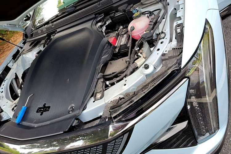 Used Cadillac OPTIQ 2024 Four-Wheel Drive Long-Range Version Engine Bay Left