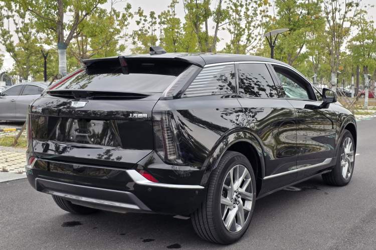 Used Cadillac OPTIQ 2024 Standard Range Version Exterior 2