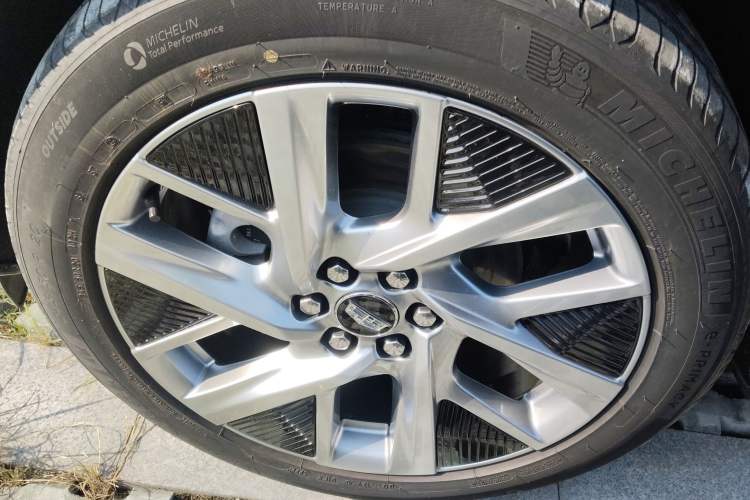 Used Cadillac OPTIQ 2024 Standard Range Version Exterior 4