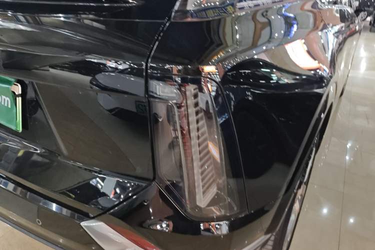 Used Cadillac OPTIQ 2024 Standard Range Version Exterior 6