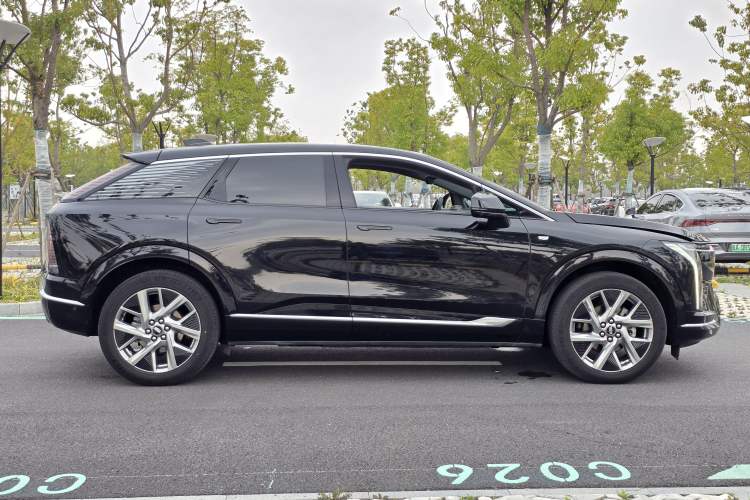 Used Cadillac OPTIQ 2024 Standard Range Version Exterior 6