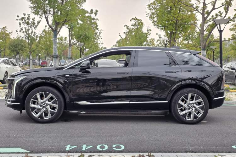 Used Cadillac OPTIQ 2024 Standard Range Version Exterior 7
