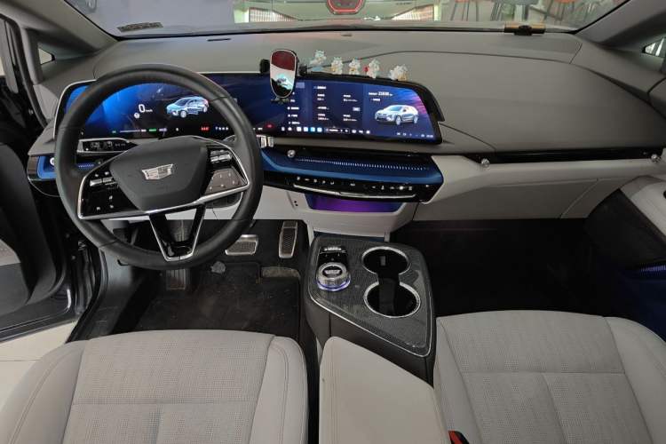 Used Cadillac OPTIQ 2024 Standard Range Version Exterior 8