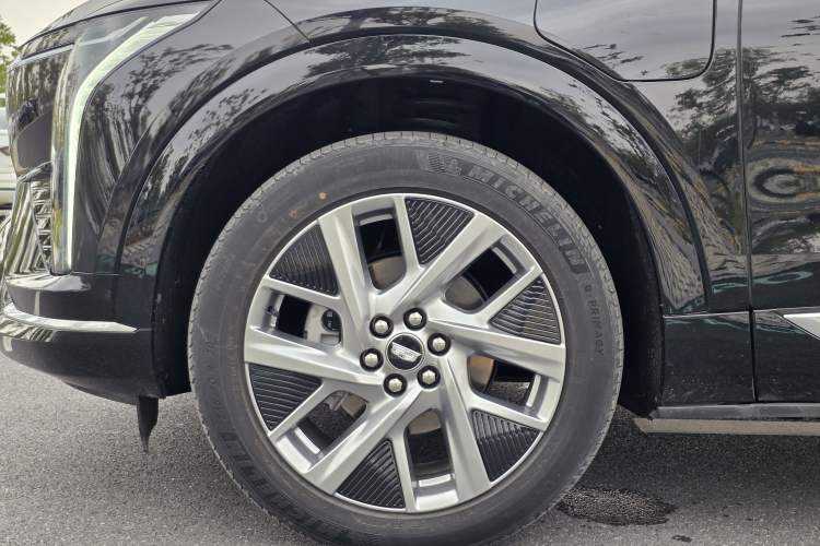 Used Cadillac OPTIQ 2024 Standard Range Version Exterior 8