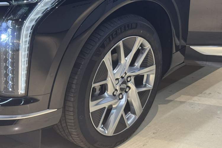 Used Cadillac OPTIQ 2024 Standard Range Version Exterior 9