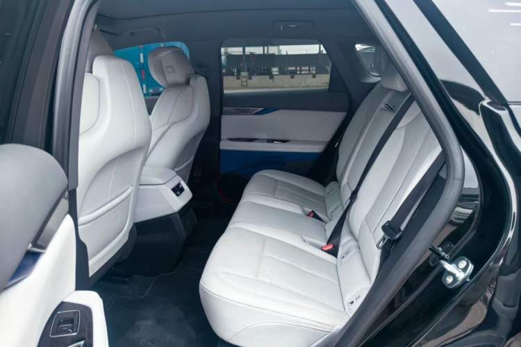 Used Cadillac OPTIQ 2024 Standard Range Version Exterior 9