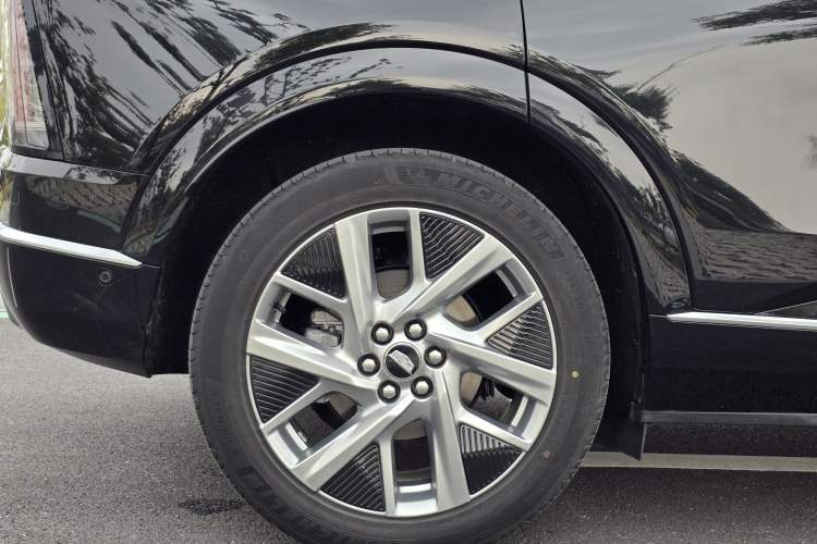 Used Cadillac OPTIQ 2024 Standard Range Version Exterior 9