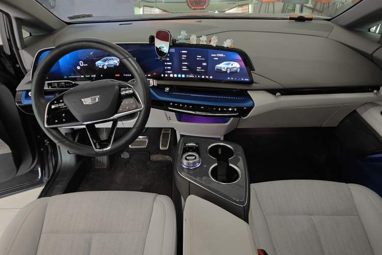 Used Cadillac OPTIQ 2024 Standard Range Version Interior 2