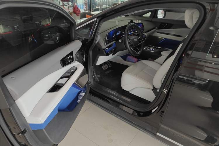 Used Cadillac OPTIQ 2024 Standard Range Version Interior 3