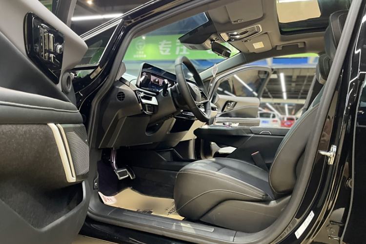 Used Cadillac OPTIQ 2024 Standard Range Version Interior 3