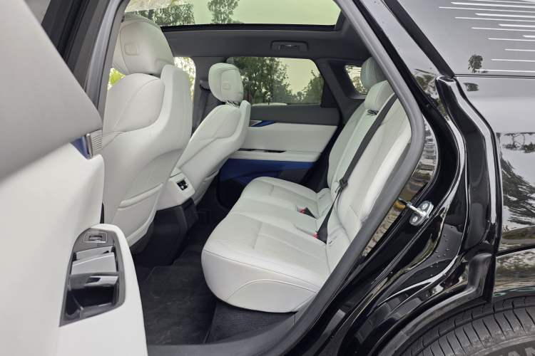 Used Cadillac OPTIQ 2024 Standard Range Version Interior 6