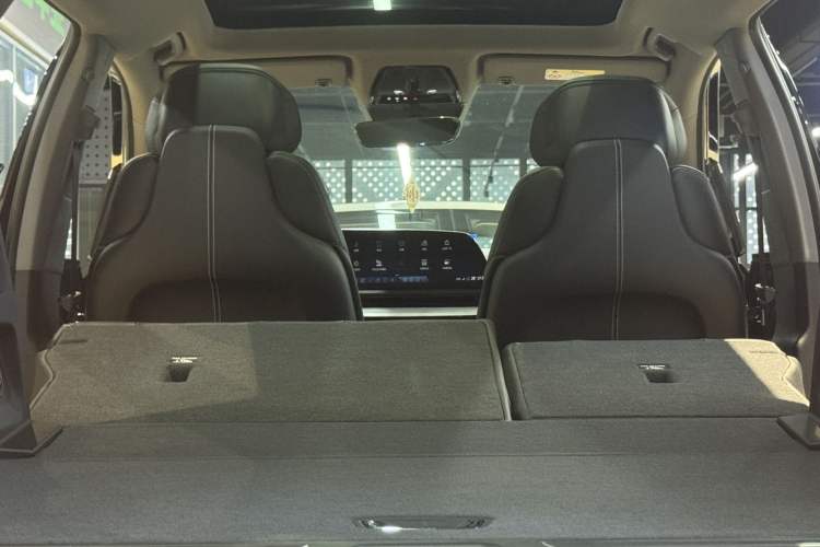 Used Cadillac OPTIQ 2024 Standard Range Version Interior 9
