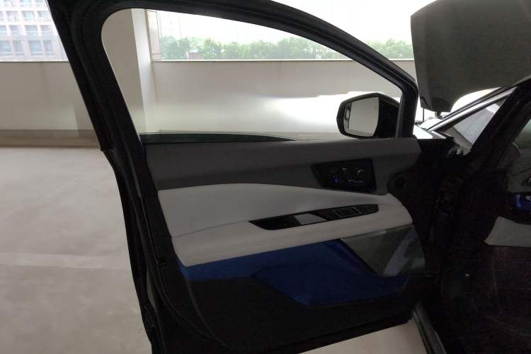 Used Cadillac OPTIQ 2024 Standard Range Version Left Front Door Interior