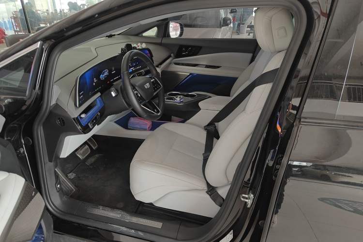 Used Cadillac OPTIQ 2024 Standard Range Version Left Front Seat