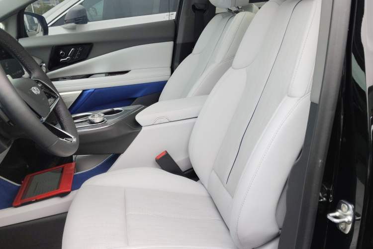 Used Cadillac OPTIQ 2024 Standard Range Version Left Front Seat