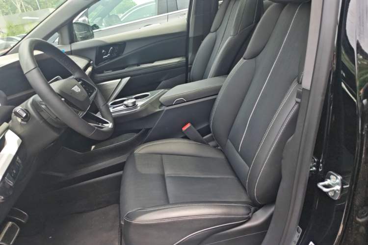 Used Cadillac OPTIQ 2024 Standard Range Version Left Front Seat
