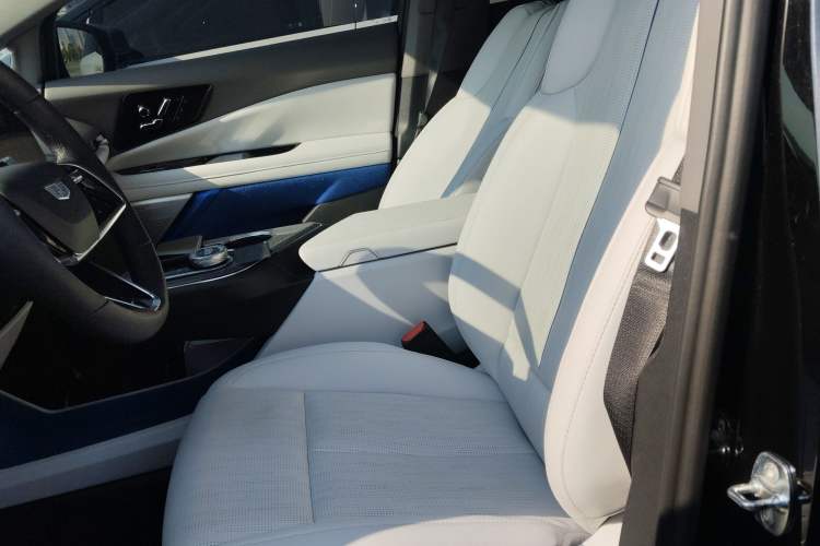 Used Cadillac OPTIQ 2024 Standard Range Version Left Front Seat